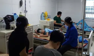 Cơm căn tin trường nghi gây ngộ độc cho 23 học sinh