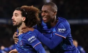 Chelsea 'đốt nóng' cuộc đua vô địch Ngoại hạng Anh Chelsea 'đốt nóng' cuộc đua vô địch Ngoại hạng Anh